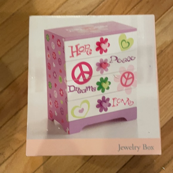 NIB Adorable 4drawer contemporary jewelry chest. - Picture 3 of 15